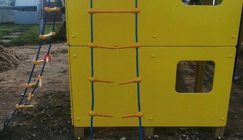 Детскую площадку в Боровском районе сломали до окончания благоустройства