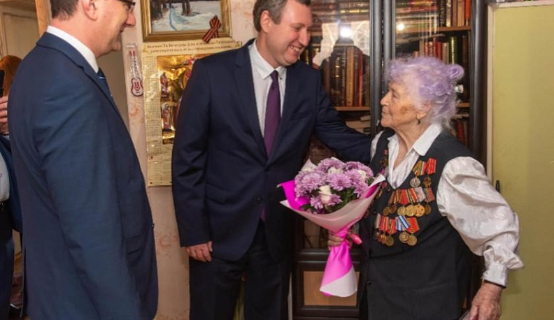 Ветерану из Людиново юбилейную медаль «75 лет Победы в Великой Отечественной войне 1941-1945 годов» вручил Владислав Шапша