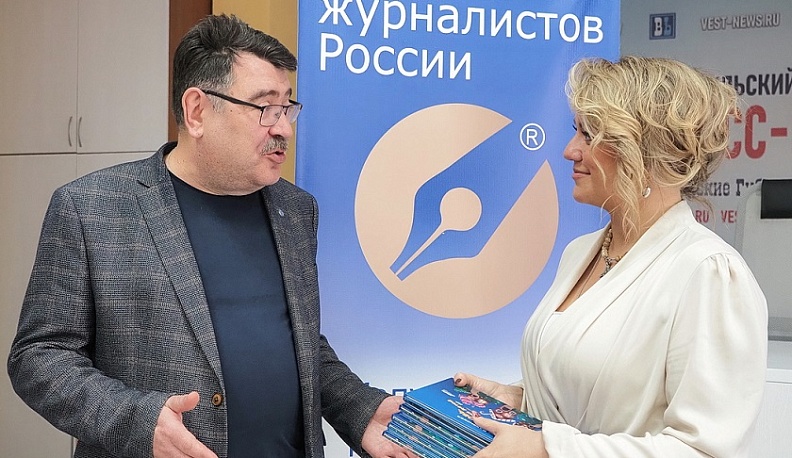 Писательница и журналист Дарья Хромова передала книги для библиотек Первомайска