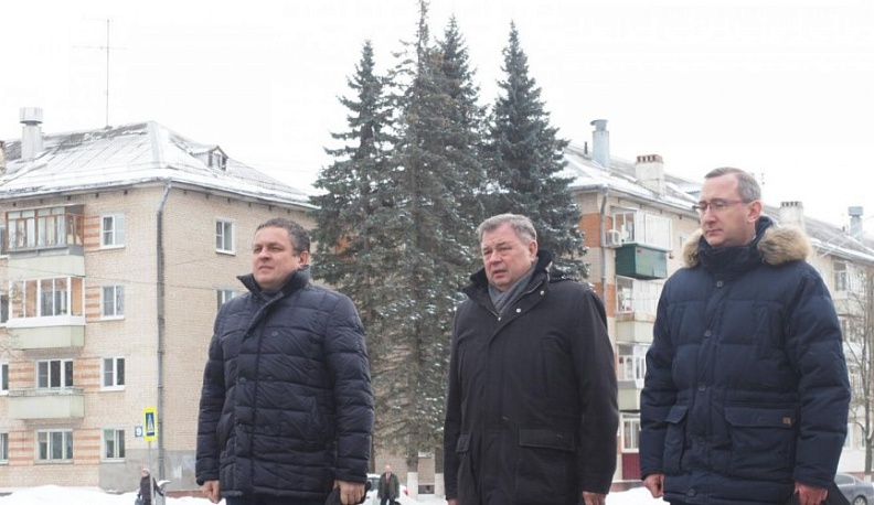 Анатолий Артамонов возложил цветы к памятнику защитникам Отечества в Обнинске