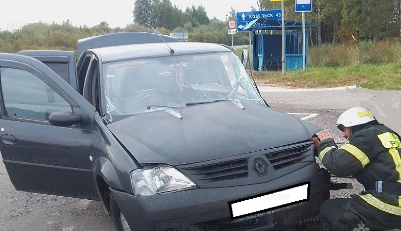 На трассе под Калугой столкнулись иномарка и внедорожник