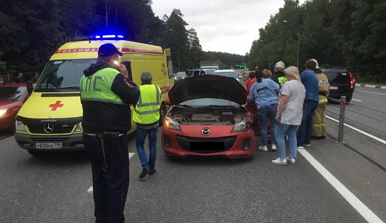 В Анненках при столкновении грузовика и легковушки пострадал человек 