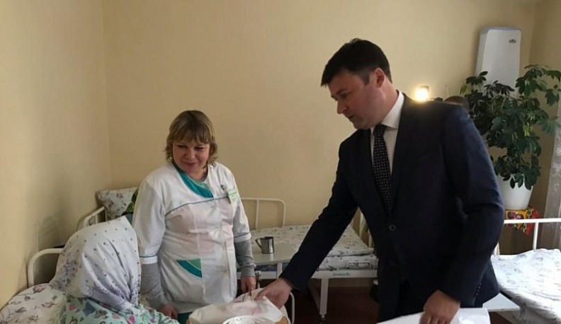 Пожилых людей в Калуге поздравили с праздником