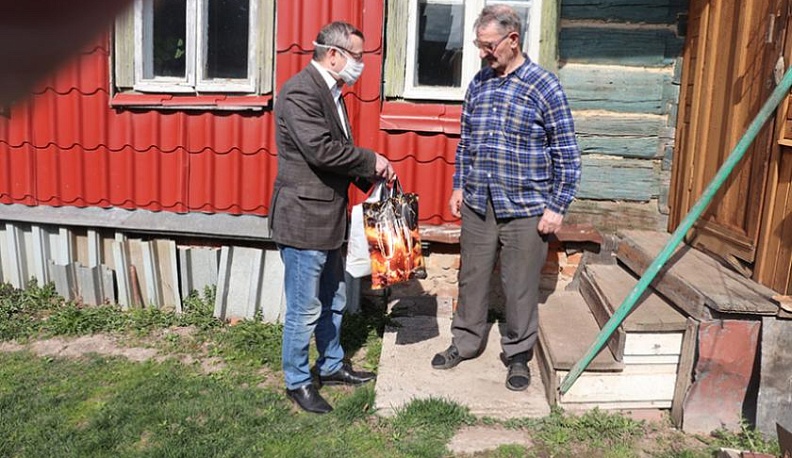 Мещовские пенсионеры получили подарки от депутата Законодательного Собрания Калужской области Виктора Авраменко