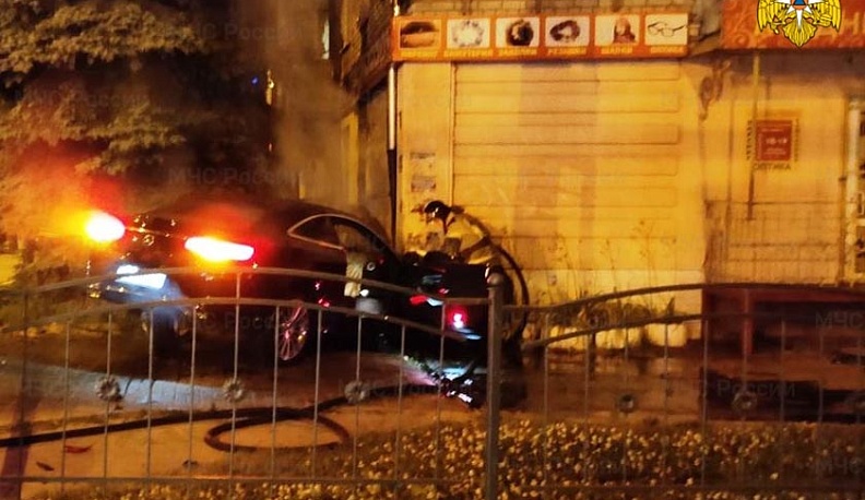 В Калуге в ночной аварии Мерседес загорелся от столкновения с Хендаем