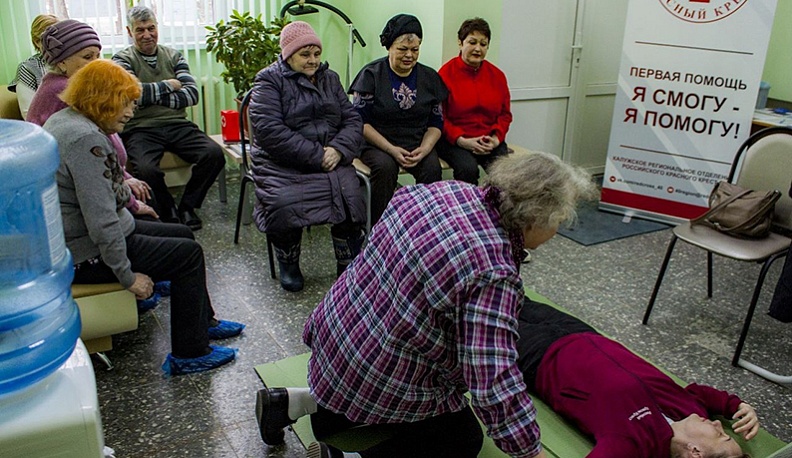 Ряд программ областная организация реализовала бесплатно при поддержке Фонда президентских грантов. Особая гордость – разработанный и реализованный проект «Я смогу – я помогу!», в рамках которого люди старше 50 лет научились оказывать первую помощь. На эт