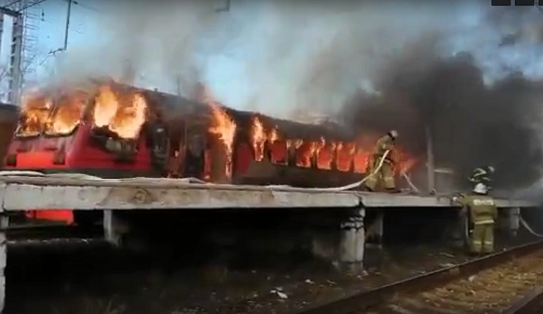 На железнодорожной станции в Калужской области загорелся вагон электрички