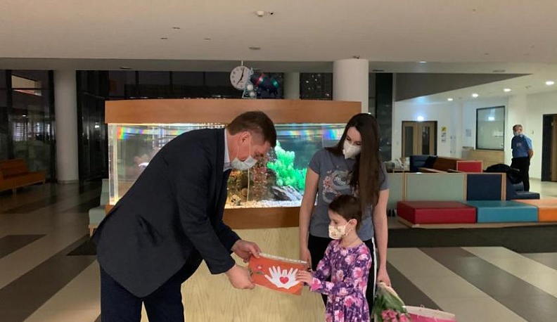 Сенатор Александр Савин поздравил с наступающим 8 марта шестилетнюю Дашу Астахову из Калуги