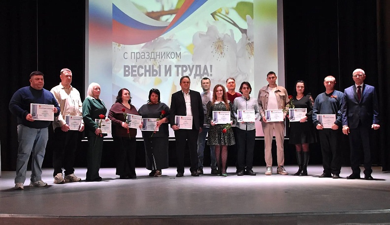 Более сотни людиновцев получили заслуженные награды накануне Дня весны и труда