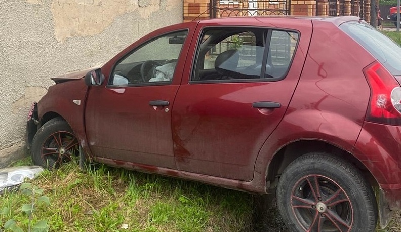  В Малоярославце автомобиль врезался в здание 