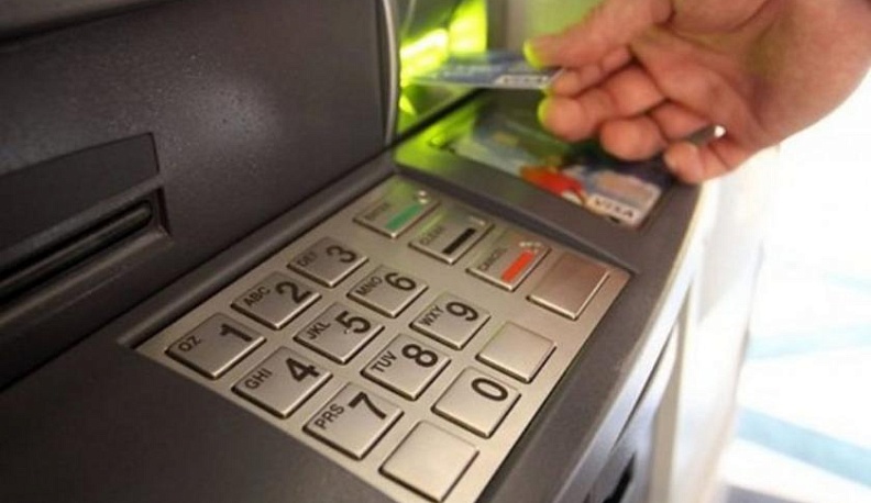 Собутыльники украли у хозяина банковскую карту в  Кировском районе