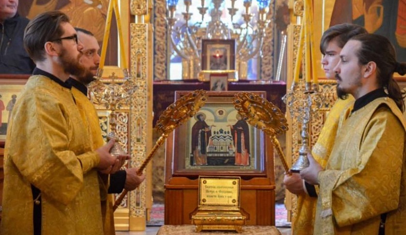 Ковчег с мощами святых Петра и Февронии доставили из Калуги в Томск