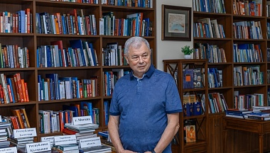 Сенатор Анатолий Артамонов передал в дар областной библиотеке книги о российских регионах