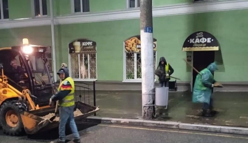В Калуге начали обработку дорог от гололеда