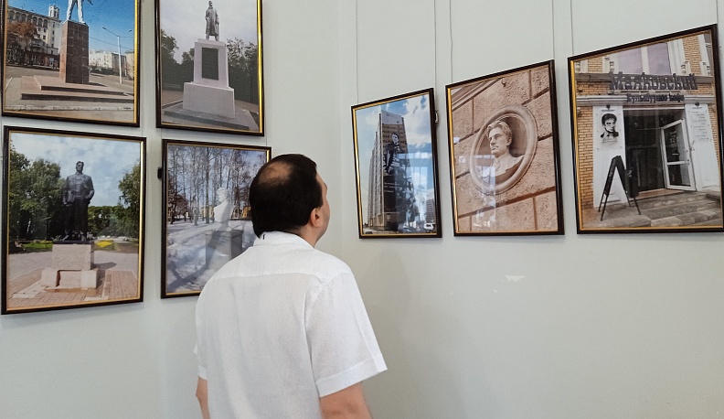 В Калуге представили выставку «По России к Маяковскому»