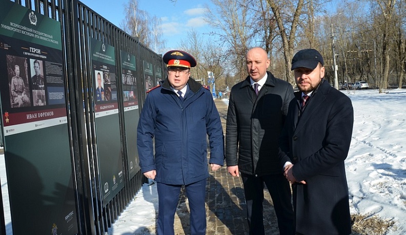 В Калуге открылась уличная выставка, посвященная героям Советского Союза и России