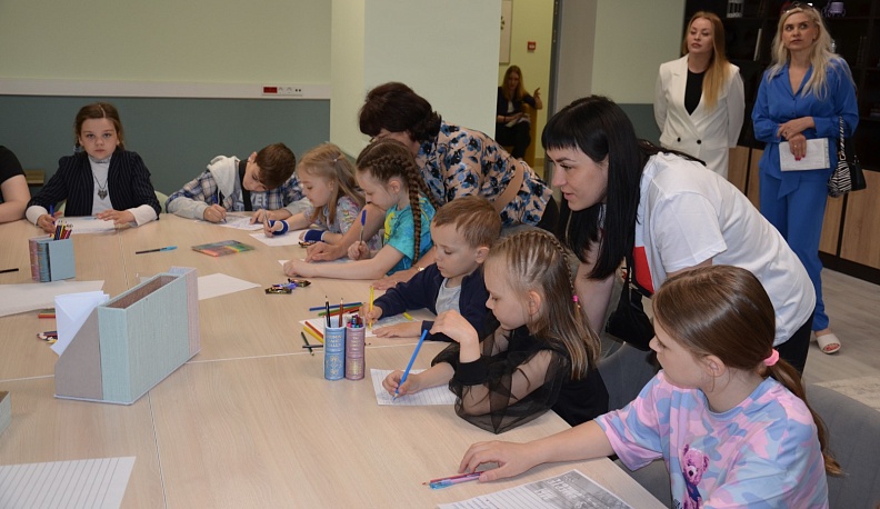 В День защиты детей в Калуге прошли акции «Рисунки на асфальте» и «Письмо на фронт»