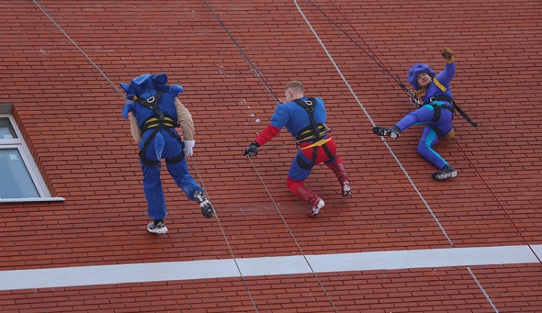 В Калуге новогодний десант спустился с крыши областной детской больницы