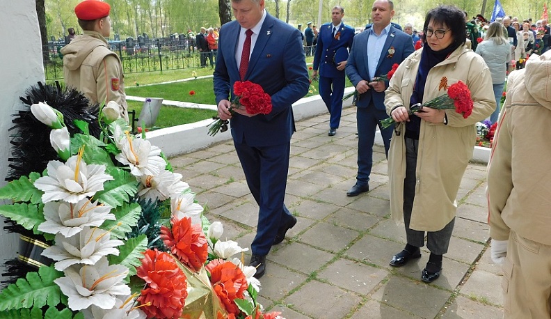В День Победы в Кондрове состоялся митинг у Братского захоронения