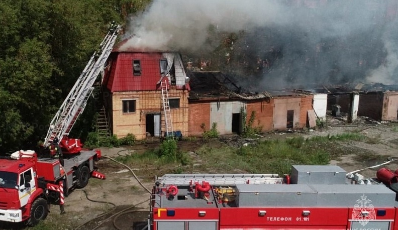 На Салтыкова-Щедрина в Калуге загорелись гаражи
