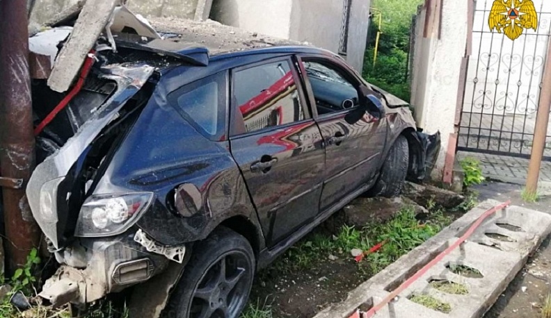В Калуге Мазда влетела в бетонный забор