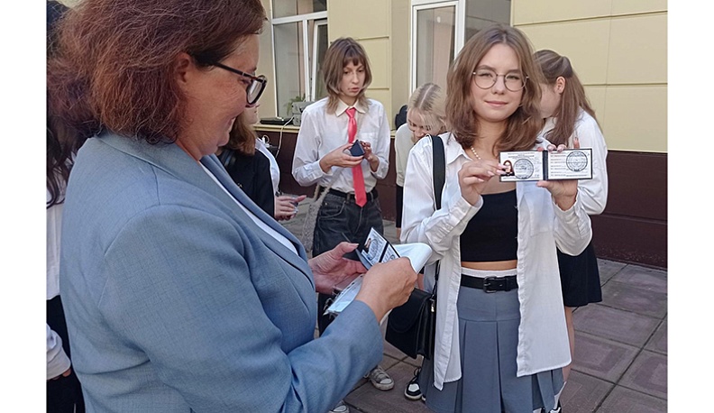 Наталья Аникина вручила первые студенческие билеты нового факультета. На сегодня к учебе приступили недавние школьники - жители Сухиничского, Перемышльского, Воротынского, Дзержинского районов, большинство, конечно, из Калуги. Хотелось бы, чтобы в дальней