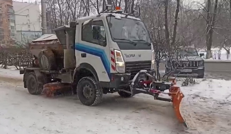 Тротуары Калуги очищает от снега новая техника