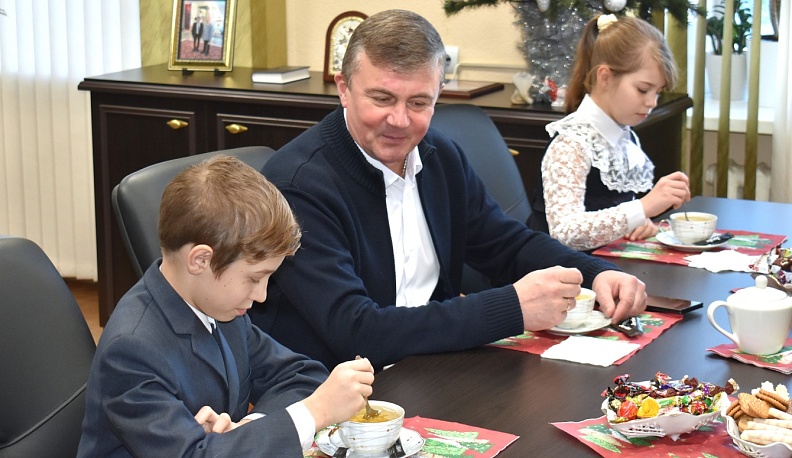 Глава Кировского муниципального округа стал участником акции «Ёлка добра»