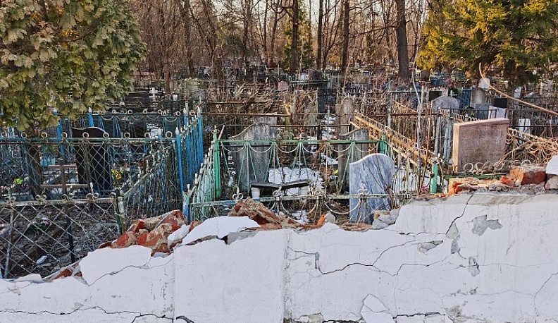 В Калуге вновь обрушился забор Пятницкого кладбища