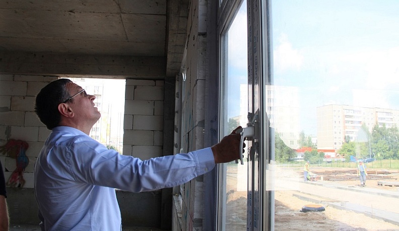 Дмитрий Денисов проверил ход строительства детского сада на Правобережье