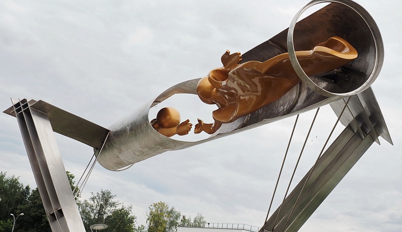 В Калуге торжественно открыли памятный знак исторической стыковке «Союза» и «Аполлона»