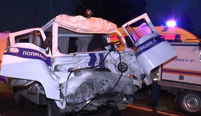 В Калужской области полицейская машина влетела в припаркованную фуру