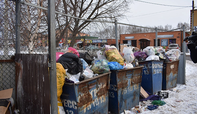 Мусор в Воротынске и селе Кумовское Бабынинского района к приезду депутатов не рассосался