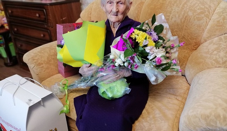 Владислав Шапша поздравил жительницу Дзержинского района со 100-летним юбилеем 
