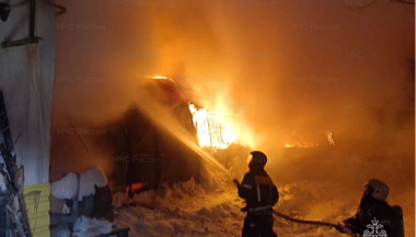 В Козельске пожар в ангаре тушили почти три десятка пожарных 