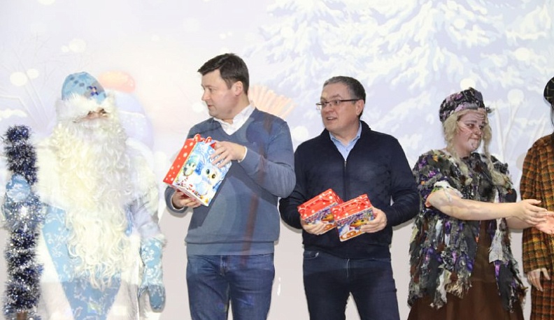 В Калуге показали новогодний спектакль для детей, эвакуированных из приграничных территорий