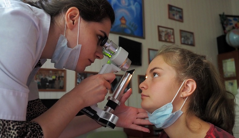 44 ребенка из приемных семей прошли бесплатное обследование зрения в калужском МНТК 