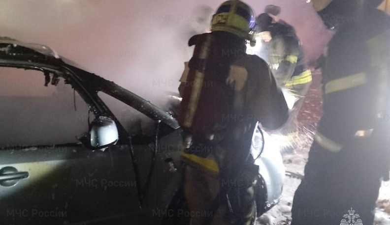 Два автомобиля загорелись в Калуге