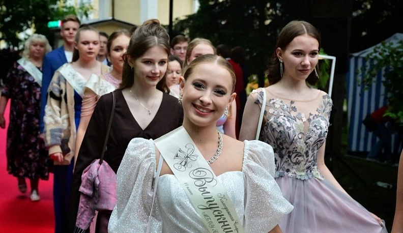 В Калуге прошло шествие выпускников