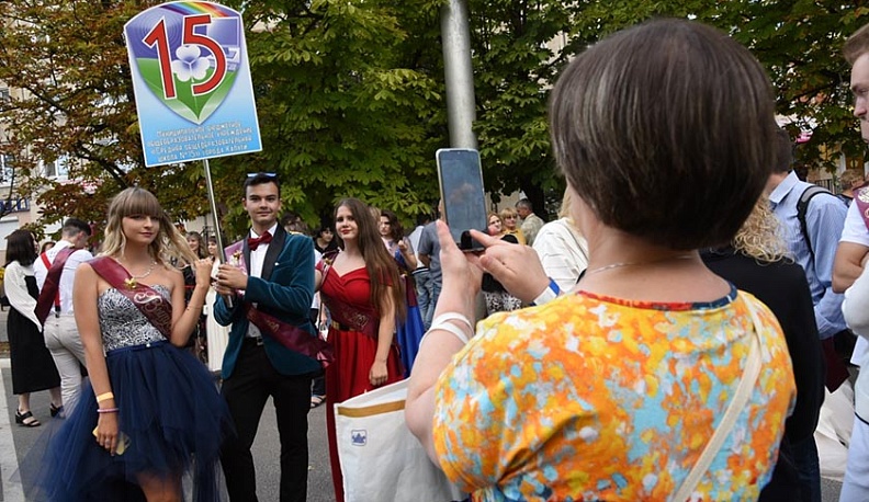 Калужские выпускники прошли по красной ковровой дорожке
