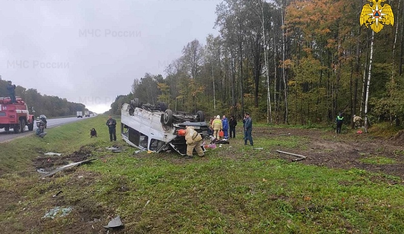 В Калужской области в столкновении «Нивы» с микроавтобусом пострадали 16 человек