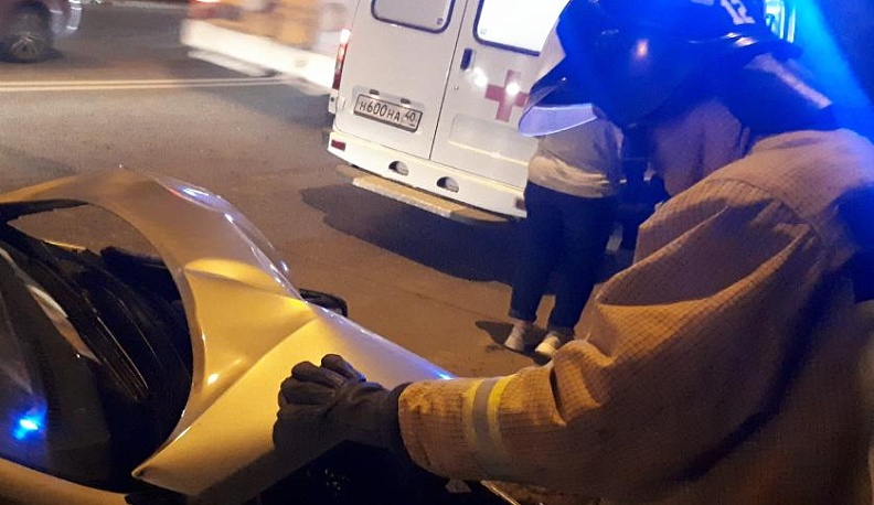 В Калуге еще один автомобиль влетел в столб 