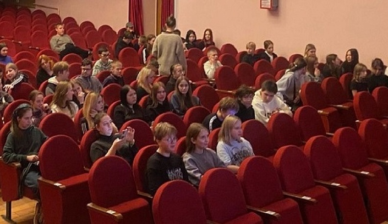 Людиновским школьникам показали фильм о войне