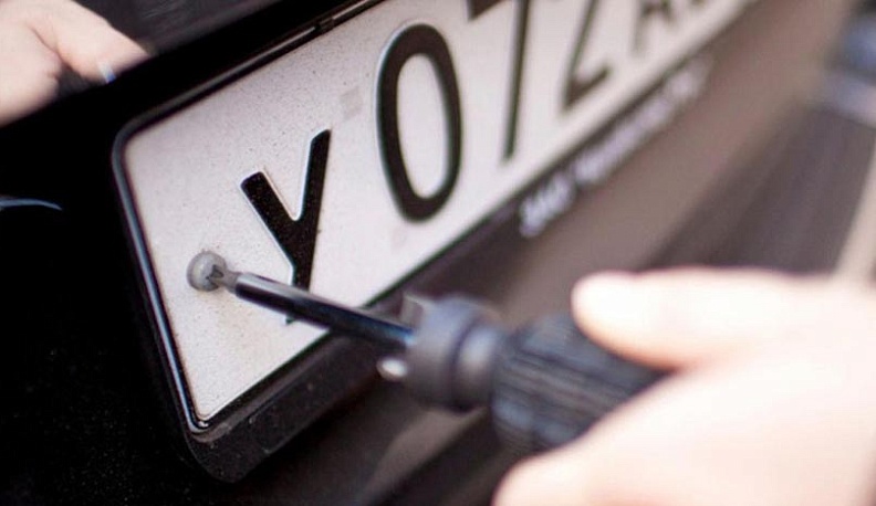 В Боровском районе задержали машину с поддельными номерами