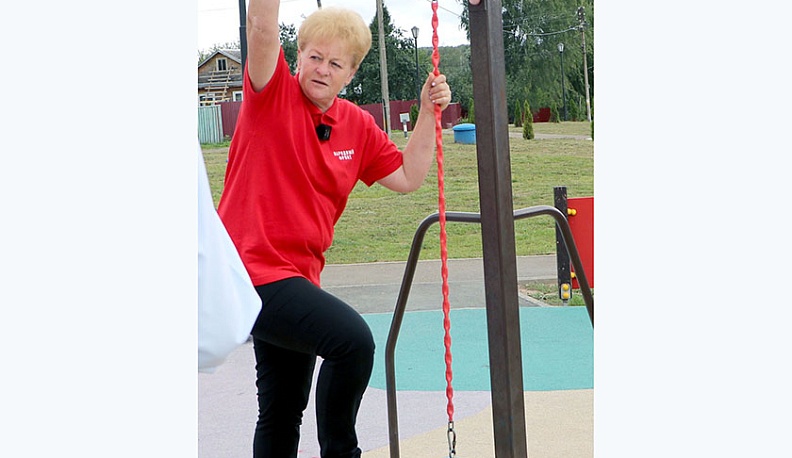 Светлана Калинина осматривает  детскую площадку в Сухиничах.