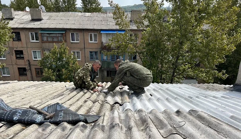 Молодогвардейцы из Калужской области помогли подготовить дома в Первомайске к холодному сезону