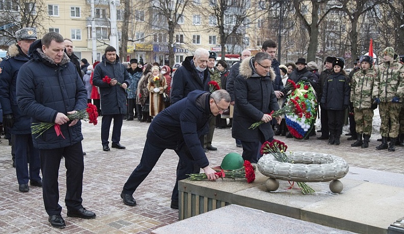 Владислав Шапша возложил цветы к Могиле Неизвестного солдата