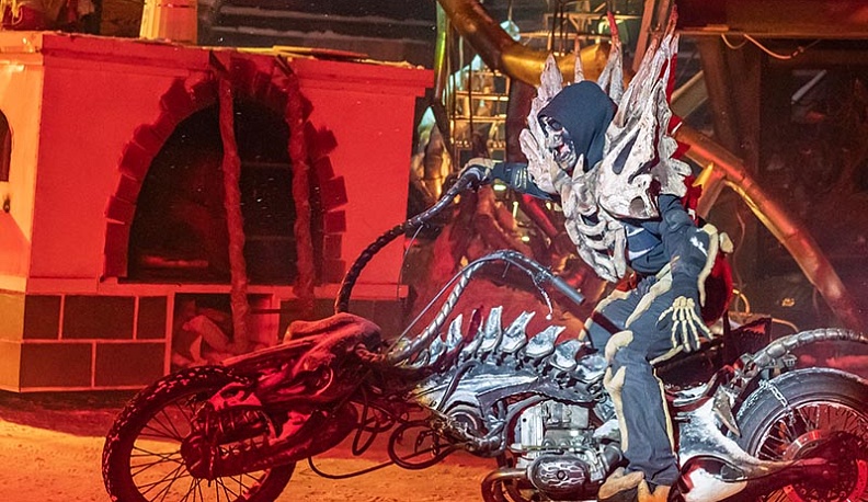 Московские мотоциклисты показали традиционные новогодние представления