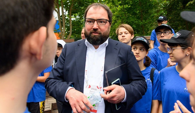 Федеральный министр и губернатор встретились с юными айтишниками  в Калуге