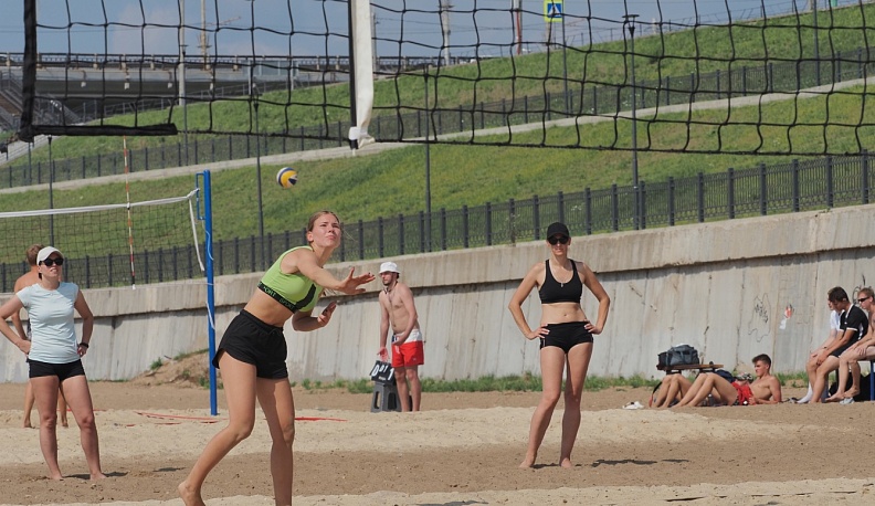 В Калуге на берегу Оки прошел фестиваль  пляжного волейбола